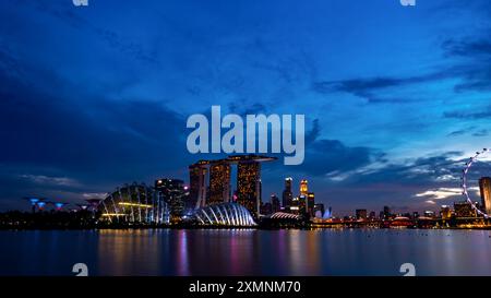 SINGAPOUR-19 MAI 2019 : Cityscape Singapour ville moderne et financière en Asie. Marina Bay point de repère de Singapour. Paysage de nuit de bâtiment d'affaires Banque D'Images