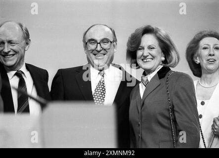 Conférence du Parti travailliste Brighton Neil Kinnock ancien chef travailliste , John Smith, chef du Parti travailliste , son épouse Elizabeth , Margaret Beckett , chef adjoint du Parti travailliste 29 septembre 1993 photo de Roger Bamber Banque D'Images