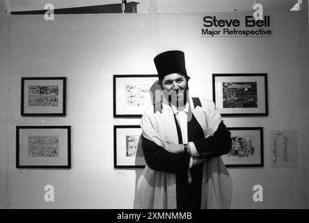 Steve Bell , caricaturiste Guardian , a décerné son diplôme honorifique à l'université du Sussex , Brighton. Il est un dessinateur bien connu, principalement pour The Guardian depuis les années 1980 25 janvier 1996 photo de Roger Bamber Banque D'Images