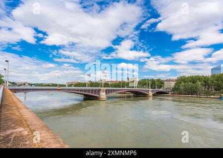 Le Rhône coule fort sous le pont Lafayette construit en 1890 pour relier les quartiers de la Presqu'île et de la part-Dieu de Lyon Banque D'Images