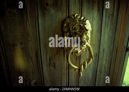 Lion porte heurtoir à Smallhythe place près de Tenterden, Kent, ancienne maison d'Ellen Terry. 1996 Smallhythe place dans le petit Hythe, près de Tenterden dans le Kent, est une maison à colombages construite à la fin du XVe ou au début du XVIe siècle. Il appartenait à l'acteur Ellen Terry en 1899 comme retraite et elle y vécut jusqu'à sa mort en 1929. Sa fille Edy Craig a transformé la maison en musée et sa grange en théâtre de travail, puis a donné la propriété entière au National Trust. Donald Sinden a été président du musée et patron du Barn Theatre jusqu'à sa mort en 2014. Joanna Lumley a pris o Banque D'Images