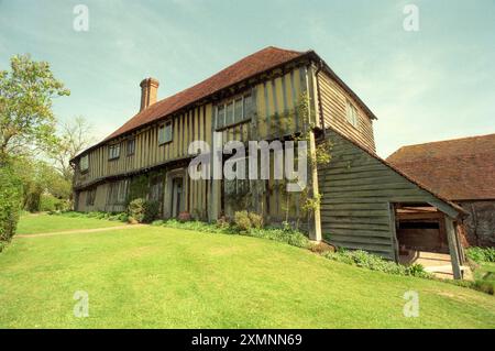 Smallhythe place près de Tenterden, Kent, ancienne demeure d'Ellen Terry. 1996 Smallhythe place dans le petit Hythe, près de Tenterden dans le Kent, est une maison à colombages construite à la fin du XVe ou au début du XVIe siècle. Il appartenait à l'acteur Ellen Terry en 1899 comme retraite et elle y vécut jusqu'à sa mort en 1929. Sa fille Edy Craig a transformé la maison en musée et sa grange en théâtre de travail, puis a donné la propriété entière au National Trust. Donald Sinden a été président du musée et patron du Barn Theatre jusqu'à sa mort en 2014. Joanna Lumley a maintenant pris la relève de lui. Pictu Banque D'Images