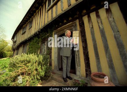 L'acteur Donald Sinden à Smallhythe place près de Tenterden, Kent, ancienne demeure d'Ellen Terry. 1996 Smallhythe place dans le petit Hythe, près de Tenterden dans le Kent, est une maison à colombages construite à la fin du XVe ou au début du XVIe siècle. Il appartenait à l'acteur Ellen Terry en 1899 comme retraite et elle y vécut jusqu'à sa mort en 1929. Sa fille Edy Craig a transformé la maison en musée et sa grange en théâtre de travail, puis a donné la propriété entière au National Trust. Donald Sinden a été président du musée et patron du Barn Theatre jusqu'à sa mort en 2014. Joanna Lumley vient de prendre Banque D'Images