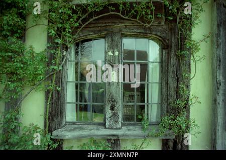 Donald Sinden à Smallhythe place près de Tenterden, Kent, ancienne demeure d'Ellen Terry. 1996 Smallhythe place dans le petit Hythe, près de Tenterden dans le Kent, est une maison à colombages construite à la fin du XVe ou au début du XVIe siècle. Il appartenait à l'acteur Ellen Terry en 1899 comme retraite et elle y vécut jusqu'à sa mort en 1929. Sa fille Edy Craig a transformé la maison en musée et sa grange en théâtre de travail, puis a donné la propriété entière au National Trust. Donald Sinden a été président du musée et patron du Barn Theatre jusqu'à sa mort en 2014. Joanna Lumley a pris la relève Banque D'Images