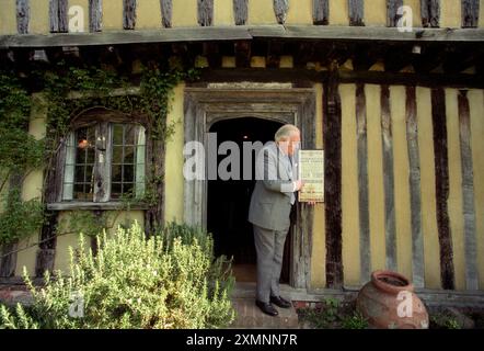 L'acteur Donald Sinden à Smallhythe place près de Tenterden, Kent, ancienne demeure d'Ellen Terry. 1996 Smallhythe place dans le petit Hythe, près de Tenterden dans le Kent, est une maison à colombages construite à la fin du XVe ou au début du XVIe siècle. Il appartenait à l'acteur Ellen Terry en 1899 comme retraite et elle y vécut jusqu'à sa mort en 1929. Sa fille Edy Craig a transformé la maison en musée et sa grange en théâtre de travail, puis a donné la propriété entière au National Trust. Donald Sinden a été président du musée et patron du Barn Theatre jusqu'à sa mort en 2014. Joanna Lumley vient de prendre Banque D'Images