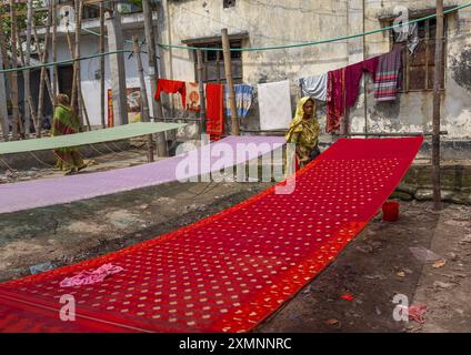 Travailleurs bangladais qui mettent de la cire sur des tissus, Division de Dhaka, Rupganj, Bangladesh Banque D'Images