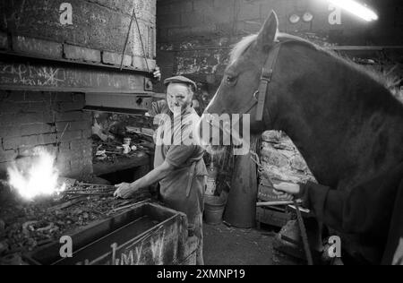 Après plus de 50 ans de tir les chevaux de police d'Avon et Somerset , le farrier de force Monty Ball (64) est sur le point de remettre l'entreprise à son fils Andrew . Monty , la quatrième génération de sa famille à chasser des chevaux de police à leur Winford Forge près de Bristol , a monté plus de 31 000 chaussures qui sont faites par lui sur la forge qui a été dans sa famille de forgeron depuis 10 générations. Il n'a pas l'intention d'arrêter de tirer les chevaux ... il suffit de laisser la cinquième génération courir le côté des affaires. 7 octobre 1991 photo de Roger Bamber Banque D'Images