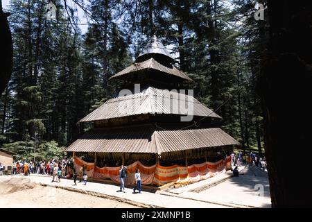 Vue de la belle structure en bois du temple Hadimba entouré de pins pendant la saison estivale à Manali, Himachal Pradesh, Inde. Voyage et Holi Banque D'Images