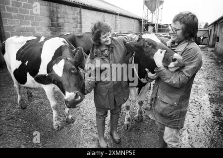 Les agriculteurs biologiques Henry et Sally Bagenal dans leur ferme de 227 acres à Loxton, Somerset. Cela illustre une caractéristique sur la difficulté de gagner sa vie de l'agriculture biologique stricte dans les années 1990 Il y avait alors environ 800 fermes biologiques au Royaume-Uni. En 2019, il y en avait 6 100. Mais ils ont encore du mal à le faire. 3 décembre 1993 photo de Roger Bamber Banque D'Images