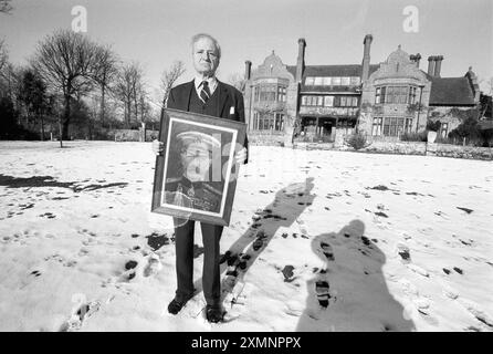 Troisième comte Kitchener tenant un portrait de son grand-père Lord Kitchener de Khartoum photographié à l'extérieur de sa maison à Chichester en 1996 lorsque le premier ministre Tony Blair tentait d'abolir les pairs héréditaires. 8 février 1996 photo de Roger Bamber Banque D'Images