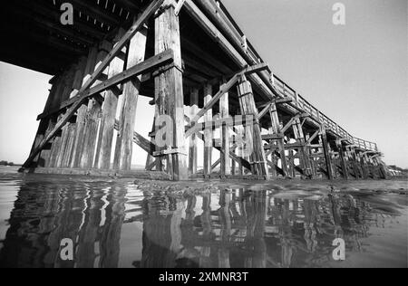 Le pont à péage Old Shoreham reliant Shoreham-by-Sea à Lancing et Worthing a été construit de l'autre côté de l'estuaire de marée de la rivière Adur en 1781. Cette photo a été prise en janvier 1994 pour marquer l'attribution du statut de pont classé Grade II* pour le protéger pour l'avenir. Il est également connu sous le nom de pont Adur. 30 janvier 1994 photo de Roger Bamber Banque D'Images