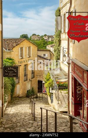 Rue étroite à Saint-Emilion, Nouvelle Aquitaine, France Banque D'Images