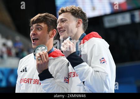 Paris, France. 29 juillet 2024. 29 juillet 2024, France, Paris : Jeux Olympiques, Paris 2024, plongée sous-marine, en plongée synchronisée sur 10m, les hommes, Thomas Daley et Noah Williams de Grande-Bretagne célèbrent leur médaille d’argent. Photo : Sven Hoppe/dpa crédit : dpa Picture alliance/Alamy Live News Banque D'Images