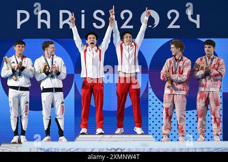 Paris, France. 29 juillet 2024. 29 juillet 2024, France, Paris : Jeux Olympiques, Paris 2024, plongée sous-marine, en plongeant synchronisé sur 10m, les hommes, champions olympiques Lian Junjie et Yang Hao (M) de Chine encouragent le podium avec les finalistes Thomas Daley et Noah Williams (l) de Grande-Bretagne et les troisièmes Rylan Wiens et Nathan Zsombor-Murray du Canada. Photo : Sven Hoppe/dpa crédit : dpa Picture alliance/Alamy Live News Banque D'Images