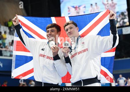Paris, France. 29 juillet 2024. 29 juillet 2024, France, Paris : Jeux Olympiques, Paris 2024, plongée sous-marine, en plongée synchronisée sur 10m, les hommes, Thomas Daley et Noah Williams de Grande-Bretagne célèbrent leur médaille d’argent. Photo : Sven Hoppe/dpa crédit : dpa Picture alliance/Alamy Live News Banque D'Images