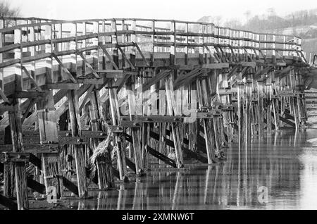 Le pont à péage Old Shoreham reliant Shoreham-by-Sea à Lancing et Worthing a été construit en 1781 de l'autre côté de l'estuaire de la rivière Adur. 30 janvier 1994 photo de Roger Bamber Banque D'Images