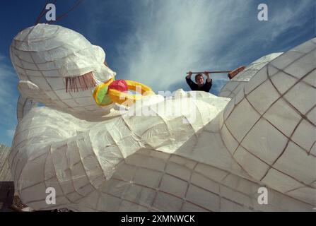 La sculptrice Jane Lyster apporte la touche finale à son papier de soie Giant Baby in A Milk Jug pour le festival de la Tamise - thème The River Aight. Il a été éclairé de l'intérieur pour l'événement sur le Victoria Embankment à Londres. 11 septembre 1998 photo de Roger Bamber Banque D'Images