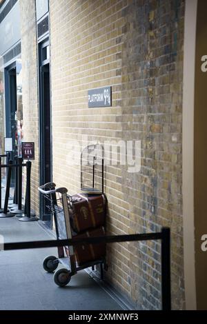 Londres, Royaume-Uni, 20 juillet 2024. Quai 9 3-4 à la station King's Cross. Plate-forme Harry Potter Banque D'Images