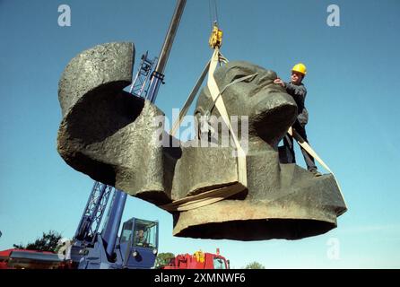 Icône communiste renversée à vendre. La tête de Lénine pend d'une grue Un buste letton de 15 pieds de haut de Lénine pesant 5 tonnes est déchargé à la maison de vente aux enchères Sothebys Country à Billingshurst West Sussex . La relique communiste a levé 18000 livres sterling aux enchères le 3 novembre 1997 photo de Roger Bamber Banque D'Images