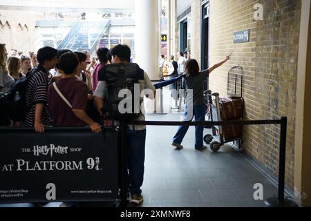 Londres, Royaume-Uni, 20 juillet 2024. Quai 9 3-4 à la station King's Cross. Plate-forme Harry Potter Banque D'Images