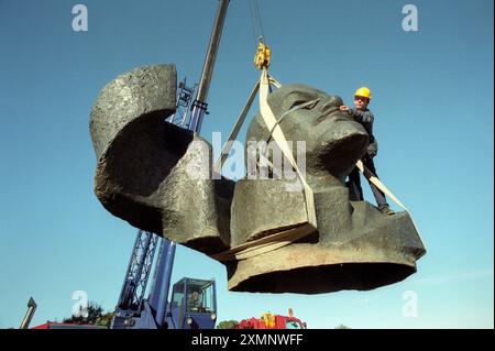 Icône communiste renversée à vendre. La tête de Lénine pend d'une grue Un buste letton de 15 pieds de haut de Lénine pesant 5 tonnes est déchargé à la maison de vente aux enchères Sothebys Country à Billingshurst West Sussex . La relique communiste a levé 18000 livres sterling aux enchères le 3 novembre 1997 photo de Roger Bamber Banque D'Images