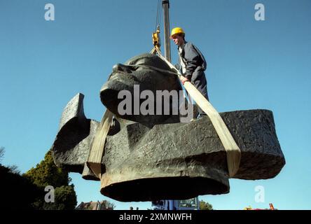 Icône communiste renversée à vendre. La tête de Lénine pend d'une grue Un buste letton de 15 pieds de haut de Lénine pesant 5 tonnes est déchargé à la maison de vente aux enchères Sothebys Country à Billingshurst West Sussex . La relique communiste a levé 18000 livres sterling aux enchères le 3 novembre 1997 photo de Roger Bamber Banque D'Images