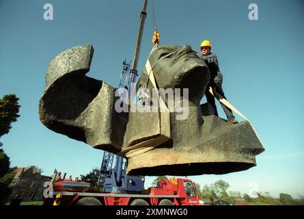 Icône communiste renversée à vendre. La tête de Lénine pend d'une grue Un buste letton de 15 pieds de haut de Lénine pesant 5 tonnes est déchargé à la maison de vente aux enchères Sothebys Country à Billingshurst West Sussex . La relique communiste a levé 18000 livres sterling aux enchères le 3 novembre 1997 photo de Roger Bamber Banque D'Images