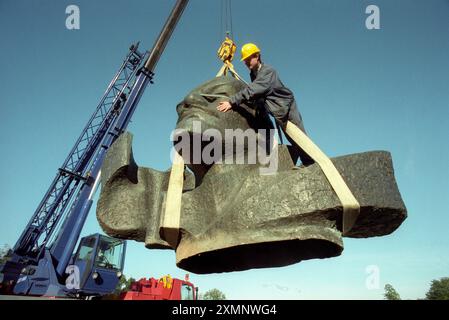 Icône communiste renversée à vendre. La tête de Lénine pend d'une grue Un buste letton de 15 pieds de haut de Lénine pesant 5 tonnes est déchargé à la maison de vente aux enchères Sothebys Country à Billingshurst West Sussex . La relique communiste a levé 18000 livres sterling aux enchères le 3 novembre 1997 photo de Roger Bamber Banque D'Images