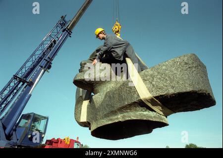 Icône communiste renversée à vendre. La tête de Lénine pend d'une grue Un buste letton de 15 pieds de haut de Lénine pesant 5 tonnes est déchargé à la maison de vente aux enchères Sothebys Country à Billingshurst West Sussex . La relique communiste a levé 18000 livres sterling aux enchères le 3 novembre 1997 photo de Roger Bamber Banque D'Images