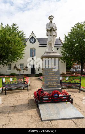 Ferryhill, comté de Durham, Royaume-Uni. Hôtel de ville de Ferryhill ou bâtiment du conseil municipal et terrains, avec le mémorial de la Grande Guerre ou de la première Guerre mondiale Banque D'Images