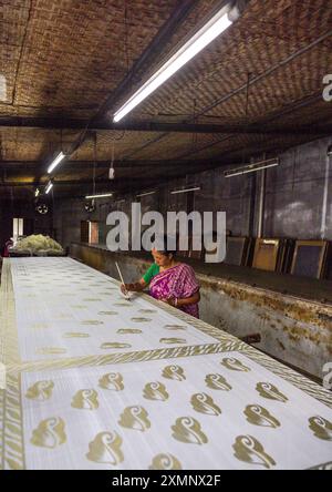 Femme bangladaise travaillant dans une usine de blockprinting, Rajshahi Division, Rajshahi, Bangladesh Banque D'Images