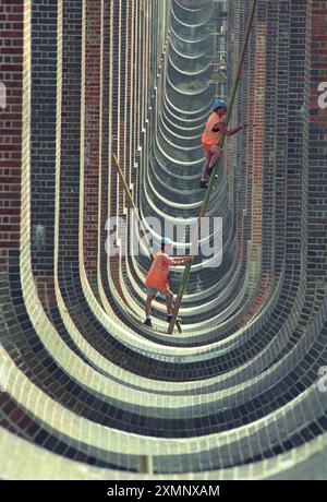 Repointant les 11,3 millions de briques du viaduc de la vallée de l'Ouse à Balcombe, Sussex, en 1998Le viaduc de la vallée de l'Ouse (ou le viaduc de Balcombe) transporte la ligne de chemin de fer London-Brighton sur la rivière Ouse dans le Sussex. Il a été construit par le pionnier victorien du chemin de fer à vapeur John Rastrick en 1839 dans le cadre du London Brighton South Coast Railway et est classé Grade II en raison de son design orné, ce qui l'a appelé «le viaduc le plus élégant de Grande-Bretagne». Ces travaux faisaient partie d’une vaste refonte réalisée entre 1996 et 1999. Photo de Roger Bamber cette image était l'une des deux noms de Roger Banque D'Images