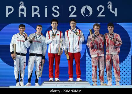 Paris, France. 29 juillet 2024. Jeux Olympiques, Paris 2024, plongée sous-marine, plongée synchronisée 10m, hommes, les champions olympiques Lian Junjie et Yang Hao (M), de la Chine, acclament le podium avec les finalistes Thomas Daley et Noah Williams (G), de la Grande-Bretagne, et les troisièmes Rylan Wiens et Nathan Zsombor-Murray, du Canada. Crédit : Sven Hoppe/dpa/Alamy Live News Banque D'Images