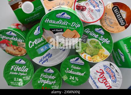 Wiesbaden, Allemagne. 29 juillet 2024. Les produits de la gamme Schwälbchen Molkerei Jakob Berz AG Bad Schwalbach se trouvent sur une table en marge d’une interview avec l’agence de presse allemande dpa. Crédit : Arne Dedert/dpa/Alamy Live News Banque D'Images