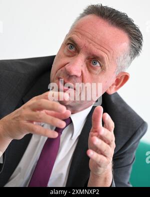 Wiesbaden, Allemagne. 29 juillet 2024. Günter Berz-List, PDG de Schwälbchen Molkerei Jakob Berz AG Bad Schwalbach, s’exprime lors d’une interview avec l’agence de presse allemande dpa sur le canapé vert. Crédit : Arne Dedert/dpa/Alamy Live News Banque D'Images