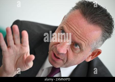 Wiesbaden, Allemagne. 29 juillet 2024. Günter Berz-List, PDG de Schwälbchen Molkerei Jakob Berz AG Bad Schwalbach, s’exprime lors d’une interview avec l’agence de presse allemande dpa sur le canapé vert. Crédit : Arne Dedert/dpa/Alamy Live News Banque D'Images