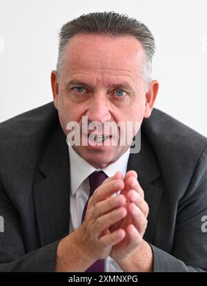 Wiesbaden, Allemagne. 29 juillet 2024. Günter Berz-List, PDG de Schwälbchen Molkerei Jakob Berz AG Bad Schwalbach, s’exprime lors d’une interview avec l’agence de presse allemande dpa sur le canapé vert. Crédit : Arne Dedert/dpa/Alamy Live News Banque D'Images