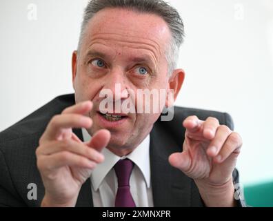 Wiesbaden, Allemagne. 29 juillet 2024. Günter Berz-List, PDG de Schwälbchen Molkerei Jakob Berz AG Bad Schwalbach, s’exprime lors d’une interview avec l’agence de presse allemande dpa sur le canapé vert. Crédit : Arne Dedert/dpa/Alamy Live News Banque D'Images