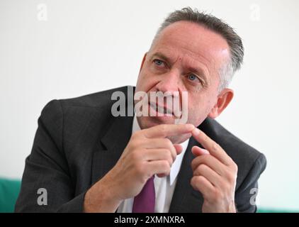 Wiesbaden, Allemagne. 29 juillet 2024. Günter Berz-List, PDG de Schwälbchen Molkerei Jakob Berz AG Bad Schwalbach, s’exprime lors d’une interview avec l’agence de presse allemande dpa sur le canapé vert. Crédit : Arne Dedert/dpa/Alamy Live News Banque D'Images