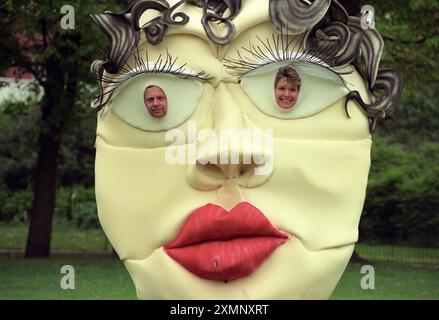 Chris Barron et Deborah Grubb, directeurs du Brighton Festival, regardent du regard de « Spirit of Brighton » une sculpture en caoutchouc qui faisait partie du défilé des enfants de « Brighton Dreaming » au Brighton Festival de 1996 16 mai 1996 photo de Roger Bamber Banque D'Images