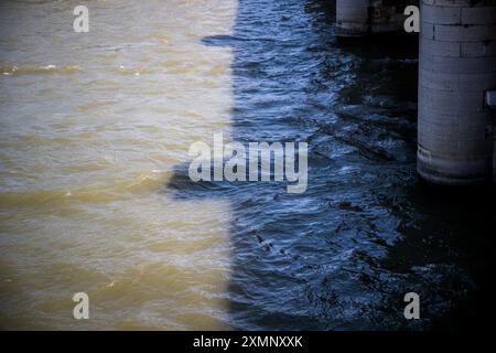 Paris, France. 29 juillet 2024. La Seine à Paris, où les préoccupations concernant la qualité de l’eau ont forcé l’annulation de la séance d’entraînement de natation en triathlon pour les Jeux Olympiques de Paris 2024, photographiés lundi 29 juillet 2024 à Paris, France. L’incertitude entoure les courses de triathlon de demain et mercredi, car la pollution de l’eau pourrait rendre la natation dangereuse pour les athlètes. Les Jeux de la XXXIIIe Olympiade se déroulent à Paris du 26 juillet au 11 août. La délégation belge compte 165 athlètes en compétition dans 21 sports. BELGA PHOTO JASPER JACOBS crédit : Belga News Agency/Alamy Live News Banque D'Images
