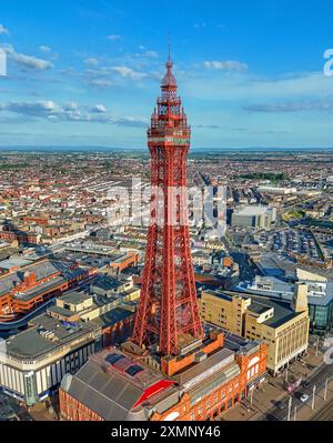 Image aérienne de Blackpool Tower le long de la côte de Fylde, Lancashire lors d'une belle soirée d'été sur le front de mer. 28 juillet 2024. Banque D'Images