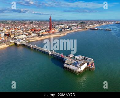 Image aérienne de Blackpool Tower le long de la côte de Fylde, Lancashire lors d'une belle soirée d'été sur le front de mer. 28 juillet 2024. Banque D'Images