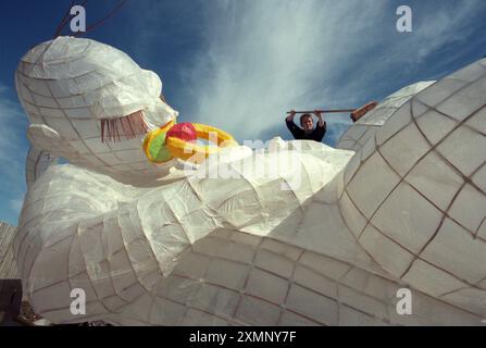 La sculptrice Jane Lyster apporte la touche finale à son papier de soie Giant Baby in A Milk Jug pour le festival de la Tamise - thème The River Aight. Il a été éclairé de l'intérieur pour l'événement sur le Victoria Embankment à Londres. 11 septembre 1998 photo de Roger Bamber Banque D'Images