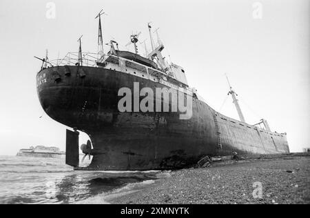 L'Athina B, un cargo grec qui a été immobilisé sur Brighton Beach en 1980 après être entré en collision avec le Palace Pier dans l'obscurité le 21 janvier 1980Imagine de Roger Bamber Banque D'Images