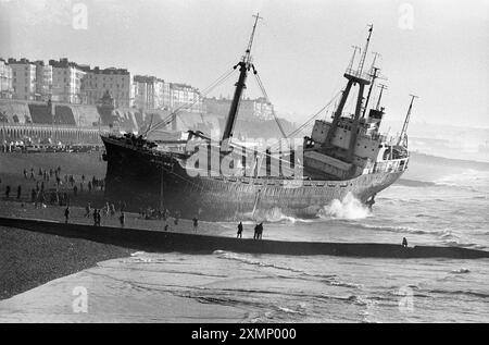 L'Athina B, un cargo grec qui a été immobilisé sur Brighton Beach en 1980 après être entré en collision avec le Palace Pier dans l'obscurité le 21 janvier 1980Imagine de Roger Bamber Banque D'Images