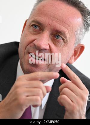 Wiesbaden, Allemagne. 29 juillet 2024. Günter Berz-List, PDG de Schwälbchen Molkerei Jakob Berz AG Bad Schwalbach, s’exprime lors d’une interview avec l’agence de presse allemande dpa sur le canapé vert. Crédit : Arne Dedert/dpa/Alamy Live News Banque D'Images