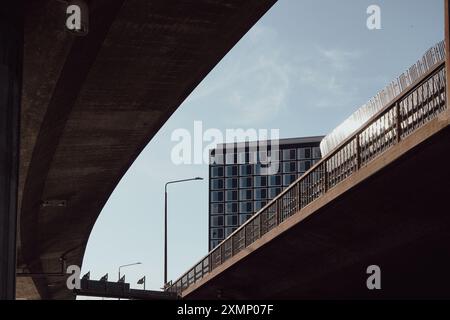 Vue en angle bas de deux ponts en ville Banque D'Images