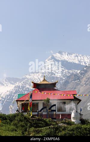 MANALI, INDE - 21 JUIN 2024 : prise de vue en 4K du majestueux monastère de Sissu dans la vallée de Lahaul dans l'Himachal Pradesh, Inde. Paysage naturel. Pied 4k de haute qualité Banque D'Images