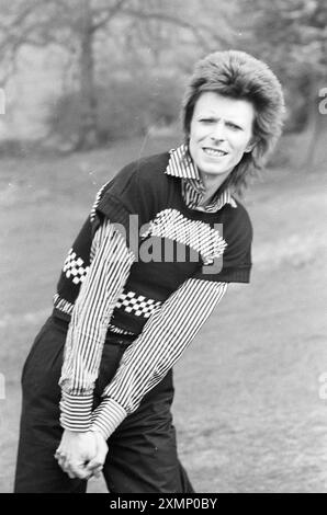 David Bowie 18 ou 19 mai 1973 prise à la fin de l'Scotland Tour .... Ils ont fait Aberdeen à Édimbourg en quatre jours juste avant Lewisham le 24 mai. Roger Bamber était dans le bus de tournée avec eux et a arrêté le bus pour prendre les photos afin qu'il ait fait des «choses différentes» à l'extérieur dans la lumière naturelle. Cumbernauld, près de Glasgow et ils ont juste tiré dans un lay-by près d'un joli village vert, Bowie a sauté et posé, ils ont juste fait quelques photos, pris une tasse de thé et pressé dessus. Collection Premium : DES FRAIS MINIMAUX S'APPLIQUENT, veuillez vérifier avec requests@topfoto.co.uk Banque D'Images